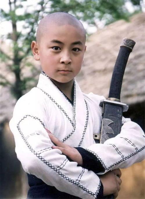 释小龙现在的照片,从童星到成熟演员，岁月静好，风采依旧